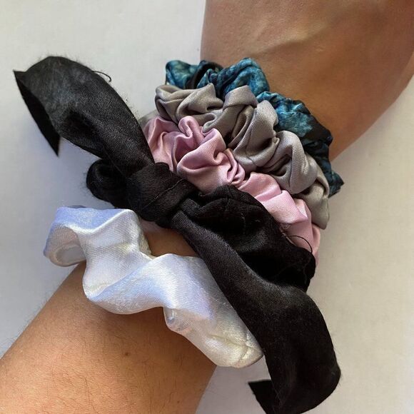 Set of 5 Scrunchies - Black Bow Teal Print - Picture 1 of 2